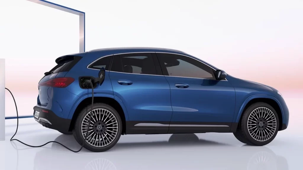 mercedes-eqa-2024-rilancia-con-il-plugcharge-e-levoluzione-mbux