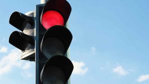 cosa-succede-se-si-passa-con-il-rosso-multa-salata-e-non-solo