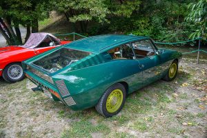 un-uomo-e-la-sua-auto-fiat-850-sport-lampra