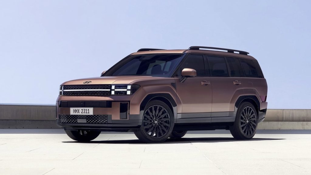 nuova-hyundai-santa-fe-e-rivoluzione-di-stile-e-non-solo-i-prezzi-dellibrida-5-o-7-posti