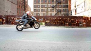 cosa-rischia-chi-impenna-con-la-moto-il-codice-della-strada-parla-chiaro