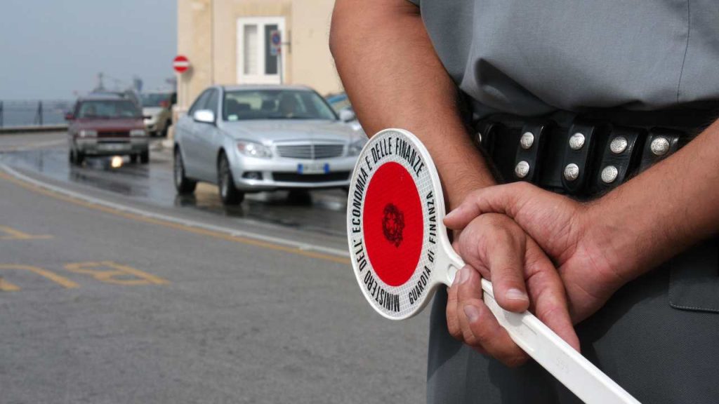2000-euro-di-multa-per-questi-automobilisti-stanno-svuotando-il-portafoglio-a-tutti