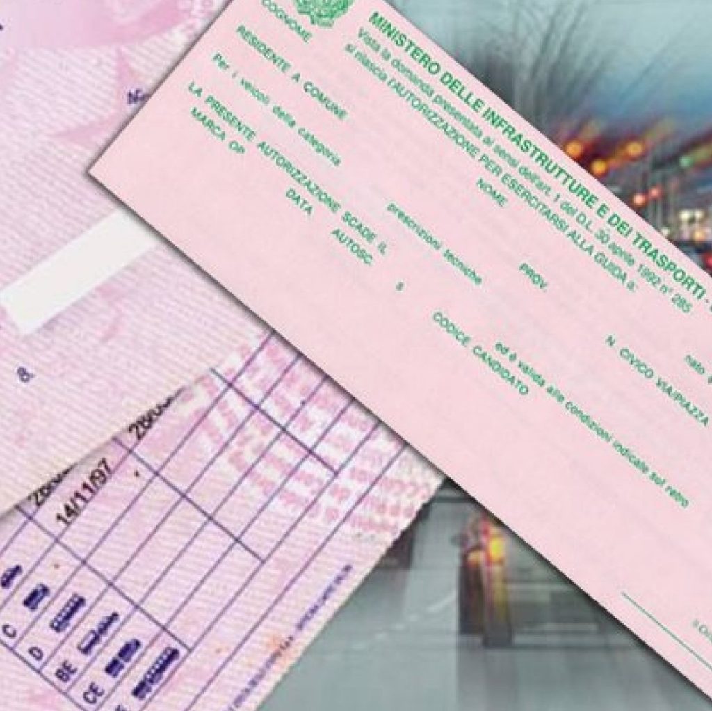 cosa-succede-se-si-guida-unauto-da-soli-con-il-foglio-rosa